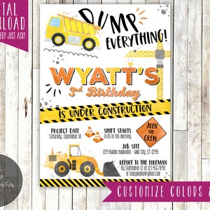 Puede incluir: Invitaci&oacute;n a una fiesta de cumplea&ntilde;os con tem&aacute;tica de construcci&oacute;n con un cami&oacute;n volquete amarillo y una gr&uacute;a. La invitaci&oacute;n dice "&iexcl;D&uacute;mpalo todo! El cumplea&ntilde;os de Wyatt, de 3 a&ntilde;os, est&aacute; en construcci&oacute;n".