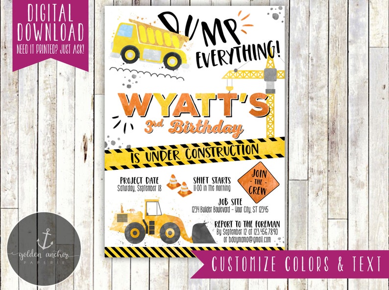 Puede incluir: Invitaci&oacute;n a una fiesta de cumplea&ntilde;os con tem&aacute;tica de construcci&oacute;n con un cami&oacute;n volquete amarillo y una gr&uacute;a. La invitaci&oacute;n dice "&iexcl;D&uacute;mpalo todo! El cumplea&ntilde;os de Wyatt, de 3 a&ntilde;os, est&aacute; en construcci&oacute;n".