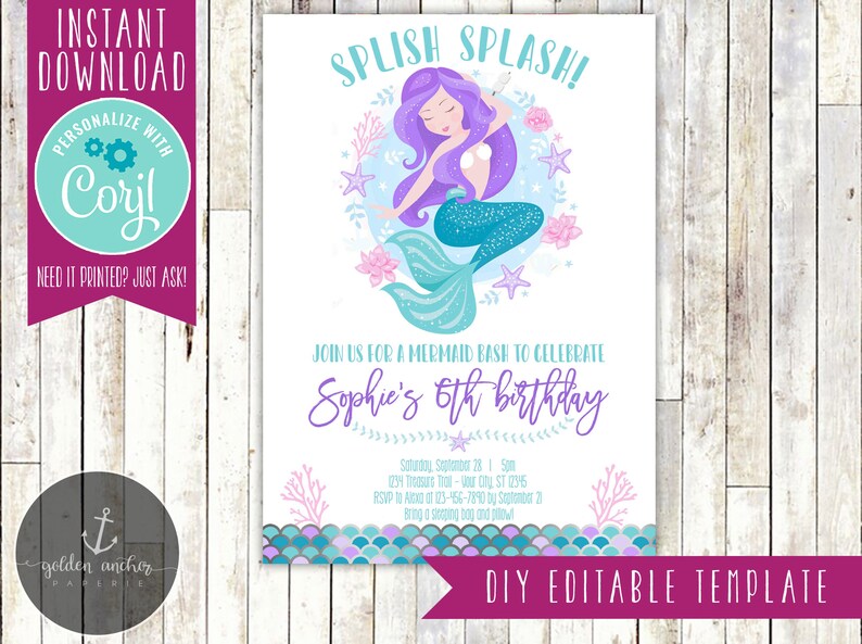 Pu&ograve; includere: Un invito di compleanno di sirena stampabile con una sirena viola con coda turchese, circondata da fiori rosa e blu e stelle marine. Il testo recita "Splish Splash! Unisciti a noi per una festa di sirene per celebrare il 6&deg; compleanno di Sophie".
