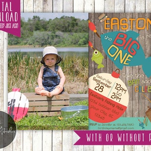 Può includere: Un invito stampabile per una festa di primo compleanno a tema pesca. L'invito presenta un pesce dei cartoni animati con il testo "Easton is reeling in the big one". L'invito include anche una foto di un bambino che indossa una salopette blu e un cappello di paglia.