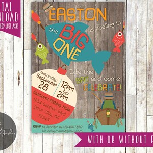 Può includere: Un invito colorato per una festa di primo compleanno a tema pesca. L'invito presenta un pesce blu con le parole "Easton is reeling in the Big One" e un galleggiante da pesca rosso e bianco con il testo "Take the bait and come celebrate!"