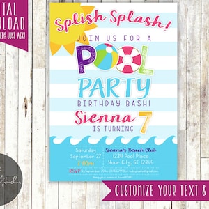 K&ouml;nnte beinhalten: Eine blau-wei&szlig; gestreifte Einladung mit einem farbenfrohen Poolparty-Thema. Der Text lautet "Splish Splash! Begleite uns zu einer Poolparty zum Geburtstag! Sienna wird 7 Jahre alt". Die Einladung enth&auml;lt Details zur Party, einschlie&szlig;lich Datum, Uhrzeit, Ort und RSVP-Informationen.