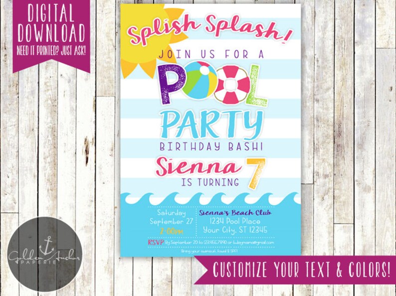 K&ouml;nnte beinhalten: Eine blau-wei&szlig; gestreifte Einladung mit einem farbenfrohen Poolparty-Thema. Der Text lautet "Splish Splash! Begleite uns zu einer Poolparty zum Geburtstag! Sienna wird 7 Jahre alt". Die Einladung enth&auml;lt Details zur Party, einschlie&szlig;lich Datum, Uhrzeit, Ort und RSVP-Informationen.