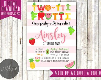 Op de afbeelding: Een roze en wit gestreepte uitnodiging met de woorden "TWO-TTI FRUTTI" in kleurrijke letters met fruit thema. De uitnodiging zegt "Kom feesten met onze schat!" en bevat de naam "Ainsley" en de tekst "IS TURNING TWO!"