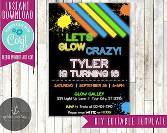 Puede incluir: Una invitación de fiesta de cumpleaños negra y de neón que brilla en la oscuridad para un cumpleaños número 16. La invitación dice "Let's Glow Crazy! Tyler is turning 16" con acentos de neón verde, amarillo, naranja y azul. La invitación incluye la fecha, la hora y la ubicación de la fiesta. También dice "Por favor, usa blanco o neón".