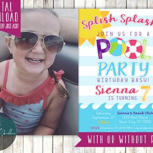 K&ouml;nnte beinhalten: Eine blau-wei&szlig; gestreifte Einladung mit einer gelben Sonne und dem Text "Splish Splash! Begleite uns zu einer Poolparty zum Geburtstag von Sienna, die 7 Jahre alt wird". Die Einladung enth&auml;lt auch das Datum, die Uhrzeit und den Ort der Party. Die Einladung ist mit einem bunten Pool-Schwimmring und dem Text "Mit oder ohne Foto!" verziert.