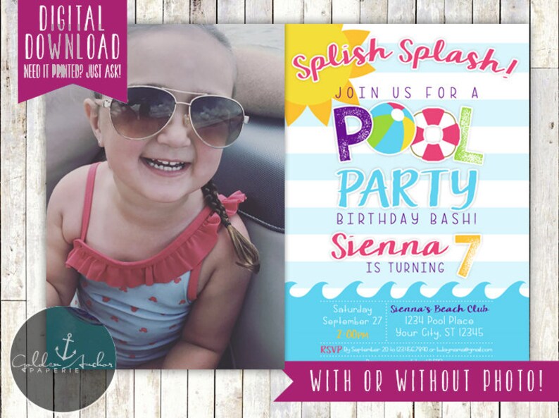 K&ouml;nnte beinhalten: Eine blau-wei&szlig; gestreifte Einladung mit einer gelben Sonne und dem Text "Splish Splash! Begleite uns zu einer Poolparty zum Geburtstag von Sienna, die 7 Jahre alt wird". Die Einladung enth&auml;lt auch das Datum, die Uhrzeit und den Ort der Party. Die Einladung ist mit einem bunten Pool-Schwimmring und dem Text "Mit oder ohne Foto!" verziert.