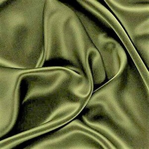 Tela de satén Charmeuse elástica y sedosa de peso ligero cortada a medida. Verde oliva