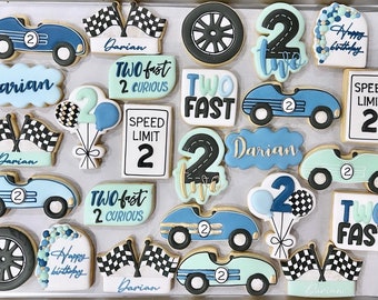 Deux biscuits au glaçage royal d'anniversaire rapide, fête de course automobile, anniversaire de voiture