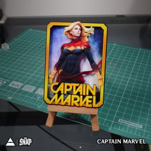 CAPTAIN MARVEL Marvel Snap - 3D Karte Individuell | 3D Marvel Snap Shadowbox -100% handgefertigte Kunst | Personalisierte Karte für Marvel Geschenk/Sammlung/Fan