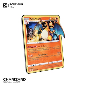Puede incluir: Una carta de juego de cartas coleccionables Pokémon 3D con Charizard, un Pokémon de tipo fuego. La carta es naranja, roja y azul con un borde negro. El número de la carta es 170. El texto de la carta dice "Battle Sense" y "Royal Blaze".