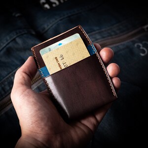 Porta carte di credito in pelle fatto a mano. Portacarte personalizzato in pelle marrone chiaro con colore tinto a mano. Portafoglio sottile per tasca frontale.