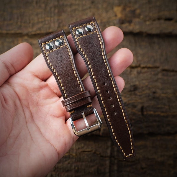 Bracelet pilote à rivets pour IWC, montre d'aviation. Bracelet aviateur en cuir végétal marron foncé avec rivet.