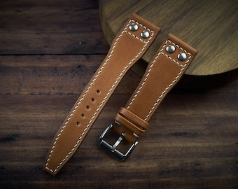 Cinturino da pilota con rivetti per orologio da pilota, orologio da aviazione. Cinturino in pelle vacchetta marrone chiaro, modello da pilota, con rivetti.