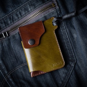 Handgefertigte edc Ledergeldbörse mit Umhängeband aus Leder. Personalisierte Geldbörse aus braunem Leder. Schlanke Geldbörse für die Hosentasche.