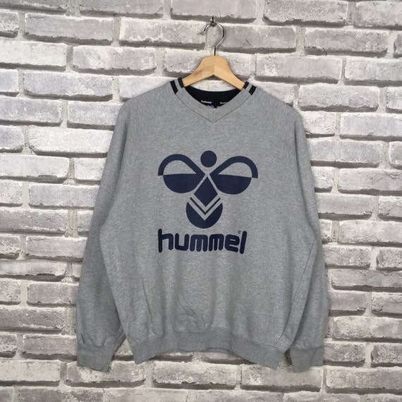 Vintage 90er Jahre HUMMEL Logo Out Etsy Schweiz V-Ausschnitt Spell Grau Big Sport Sweatshirt Casual - Sportswear Sweatshirt Unisex Größe Marke Medium Streetwear