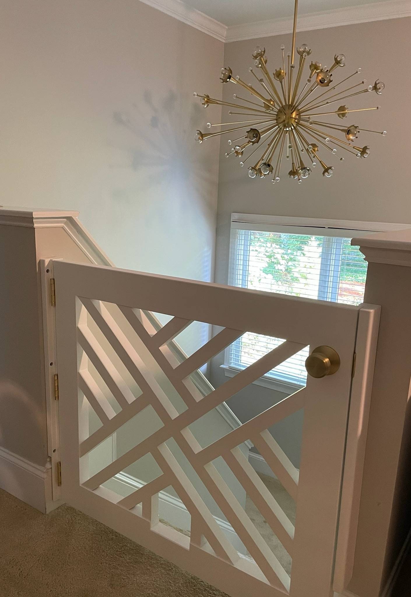 Puerta protectora blanca de seguridad para escaleras de bebé en el pasillo  de la escalera de la casa nueva y moderna