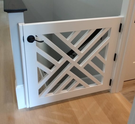 Puerta protectora blanca de seguridad para escaleras de bebé en el pasillo  de la escalera de la casa nueva y moderna