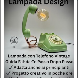 Può includere: Una lampada di design con un telefono verde vintage. La cornetta sostiene una lampadina, e la base del telefono è intatta. Il testo "Lampada Design" è in alto, con altro testo sotto.