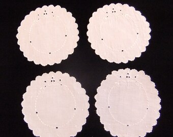 Gestickte und ausgebogte weiße Spitzendeckchen, 13 cm Durchmesser, 4er-Set