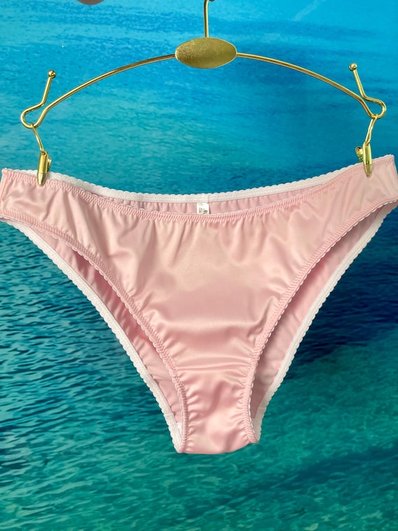 サテンパンティー 