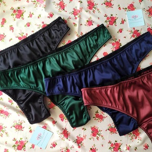 Perizoma in raso blu navy, bikini con perizoma verde, lingerie floreale