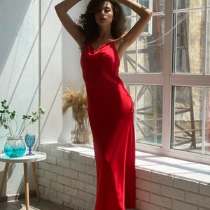 Rote Seide Slip Kleid, Wasserfallausschnitt Seidenkleid Midi-Bias, Stretch Seide Brautjungfernkleid