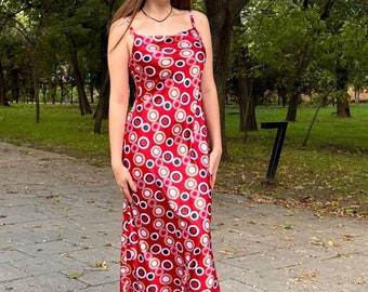 Elegante vestido lencero de seda con lunares rojos para damas de honor y más allá, elegante vestido de satén de seda rojo con cuello vuelto, perfecto para ocasiones especiales.