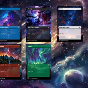 Könnte beinhalten: Fünf Magic: The Gathering Basislandkarten mit lebendigen kosmischen Kunstwerken. Die Karten umfassen Island, Swamp, Plains, Mountain und Forest, jede mit einzigartigen Farbschemata und Textfeldern. Der Hintergrund zeigt einen Nebel und Planeten.