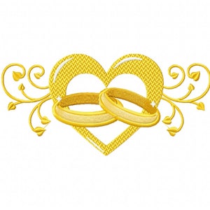 Könnte beinhalten: Goldene Eheringe, die ineinander verschlungen sind, in Form eines Herzens mit verzierten floralen Designs auf beiden Seiten.