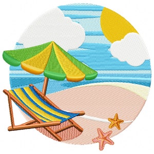 Può includere: Un disegno di ricamo rotondo che rappresenta una scena di spiaggia con una sedia a sdraio a strisce gialle, un ombrello a strisce verdi e gialle, un cielo blu con nuvole bianche, un sole giallo e due stelle marine arancioni.