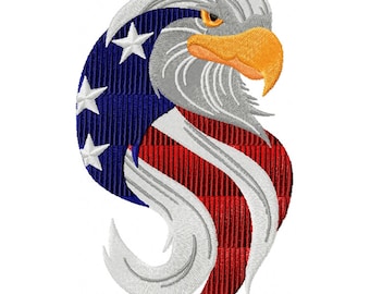 Può includere: Un'aquila calva bianca con piume rosse, bianche e blu, che formano la forma della bandiera americana. La testa dell'aquila è girata di lato e il suo occhio è visibile.