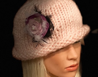 Cappello a cloche da donna, rosa, con tesa arrotolata.
