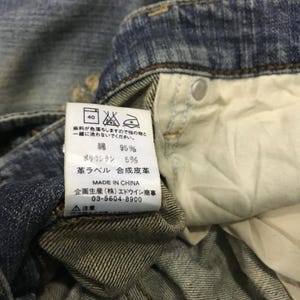 以下が含まれることがあります： 斑点のあるマット仕上げのセラミックマグカップ3個セット。マグカップはクリーム色、ライトグレー、ダークグレーの色合いです。各マグカップはシンプルでミニマリストなデザインで、丸みを帯びたハンドルが付いています。