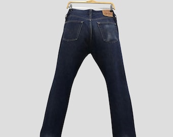 Jeans Levi's 501 vintage, fabricados en EE. UU., de mezclilla índigo oscuro; jeans Levi's de mezclilla recta con cierre de botones, talla W33xL32; jeans Levi Strauss lavados oscuros.