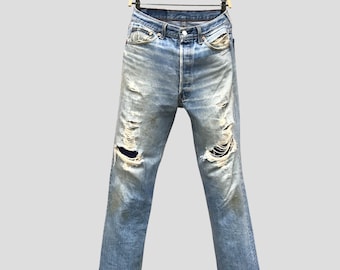 Jeans Levi's 501 vintage realizzati negli USA, taglia W34 L31, denim blu sbiadito, strappato e lavato in pietra, pantaloni da lavoro grunge anni '90 a vita alta e gamba dritta