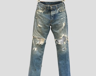 Jeans vintage Levi's 501 strappati e consumati, realizzati in Giappone, taglia W32 L32, jeans Levi's Strauss sbiaditi anni '90, stile grunge streetwear, lavaggio stone washed, strappati