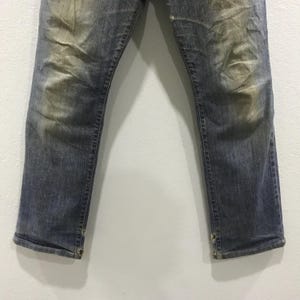 以下が含まれることがあります： 斑点のあるマット仕上げのセラミックマグカップ3個セット。マグカップはクリーム、ライトグレー、ダークグレーの色合いです。各マグカップはシンプルでモダンなデザインで、丸みを帯びたハンドルが付いています。