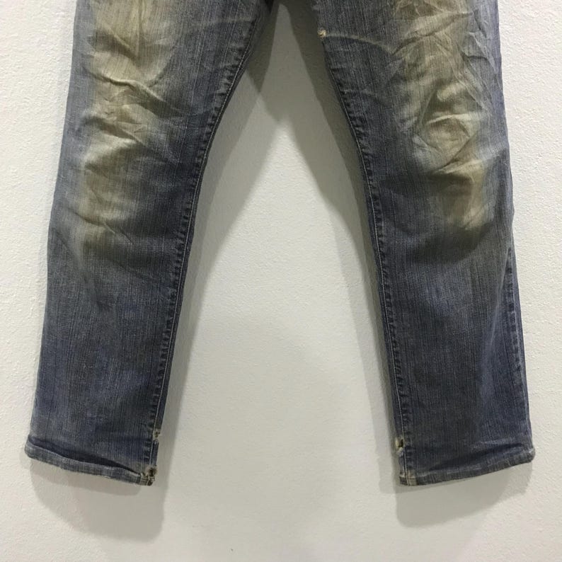 以下が含まれることがあります： 斑点のあるマット仕上げのセラミックマグカップ3個セット。マグカップはクリーム、ライトグレー、ダークグレーの色合いです。各マグカップはシンプルでモダンなデザインで、丸みを帯びたハンドルが付いています。