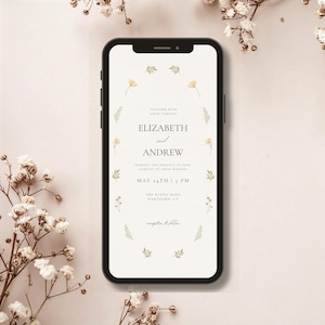 Può includere: Uno smartphone mostra un invito di nozze con i nomi "Elizabeth e Andrew". L'invito include data, ora e luogo, circondati da elementi floreali e foglie. Il telefono è posto su uno sfondo morbido e neutro.