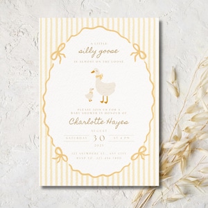 Può includere: Un biglietto d'invito rettangolare per baby shower con uno sfondo a righe verticali gialle e bianche. Una cornice ovale smerlata centrale contiene illustrazioni di un'oca e un'ochetta, con il testo A little silly goose is almost on the loose.