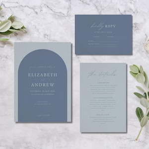 Può includere: Un set di partecipazioni di nozze nei toni del blu e del grigio. Il set comprende un invito, un biglietto di risposta e un biglietto di dettagli. L'invito presenta un design ad arco e i nomi "Elizabeth e Andrew".