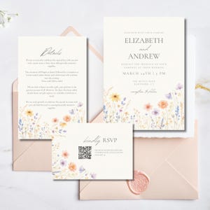 Può includere: Invito di nozze con illustrazioni floreali e tipografia elegante. Il set include un invito, una scheda dettagli e una scheda RSVP, il tutto con una morbida estetica acquerellata. L'invito include i nomi di Elizabeth e Andrew e la data del 24 marzo.