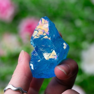 Ruw blauw aurakwartskristal: ruwe bergkristal, gegalvaniseerd