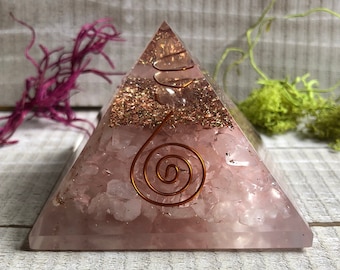 Grande pyramide de chakras en quartz rose d'orgone