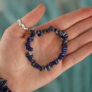 Lapislazuli-Trommelstein-Kristallsplitter-Armband