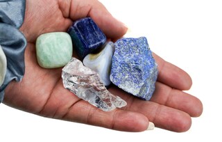 SUNNYCLUE Set Di 7 Pietre Naturali Dei Chakra Con Simboli Incisi - Ametista, Corniola, Avventurina, Lapislazzuli - Per Reiki, Meditazione, Guarigione