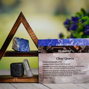 Conjunto de cristales de equilibrio místico con estante de madera