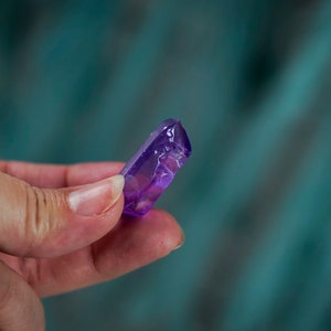 Pointe de cristal de quartz violet Aura image 10