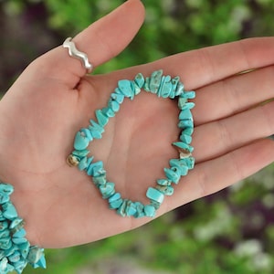 Blaues Howlith Trommelstein Armband